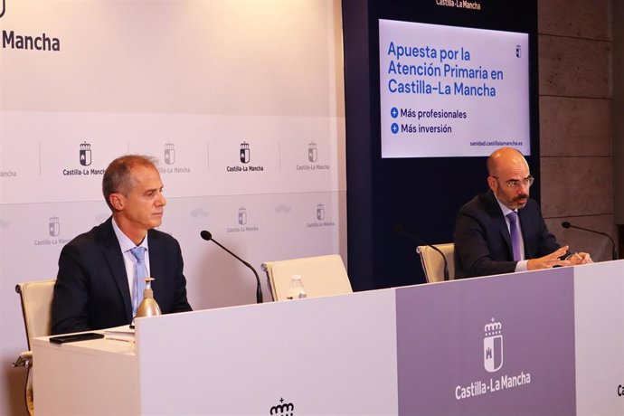 El director general de Recursos Humanos del SESCAM, Iñigo Cortázar, y el gerente de Atención Primaria de Toledo, Javier Rodríguez, en rueda de prensa.