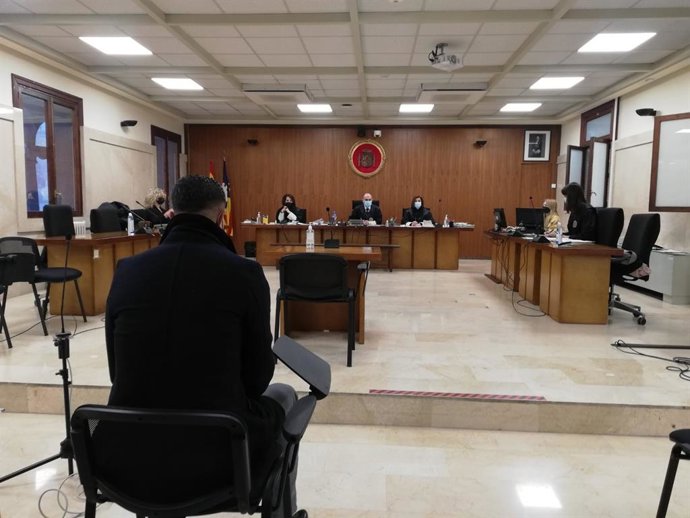 El hombre acusado de intentar matar con un hacha al portero de un pub en Mallorca, antes del juicio en la Audiencia Provincial.