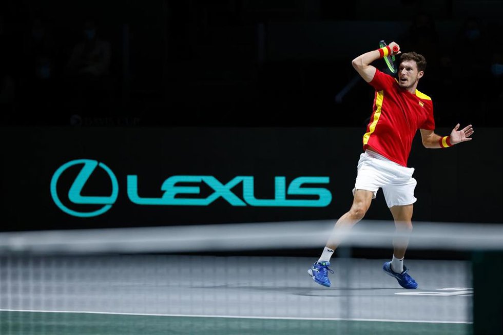 Pablo Carreño golpea una bola durante su partido contra Daniil Medvedev en las Finales de la Copa Davis 2021