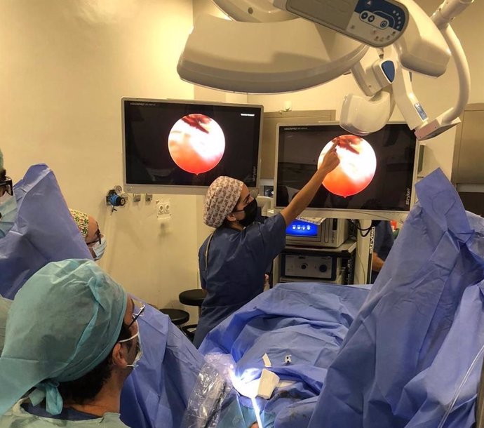 Sanitarios realizan procedimiento con nueva técnica de vapor en el sevillano Hospital de Valme.