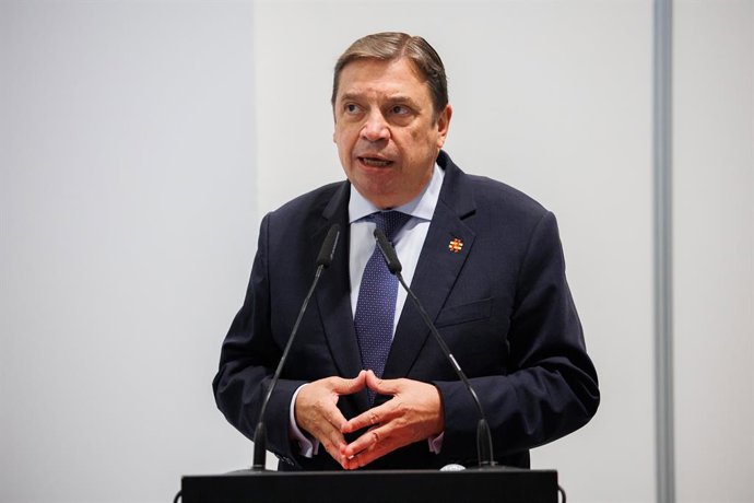 El ministro de Agricultura, Pesca y Alimentación, Luis Planas, inaugura el XXI Salón de los Mejores Vinos de España en el Pabellón 5 de IFEMA Madrid, a 22 de noviembre de 2021, en Madrid, (España). En este salón se presentan cerca de 400 bodegas español