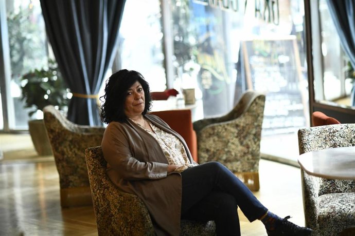 Archivo - La escritora Almudena Grandes durante la presentación de 'La herida perpetua', una recopilación de sus columnas semanales escritas en 'El País' desde 2008. En sus textos, Almudena Grandes recorre la realidad política y social de España de una 