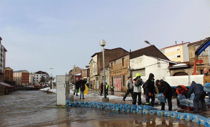 El Ayuntamiento de Reinosa coloca sacas en calles para evitar el desbordamiento del Ebro