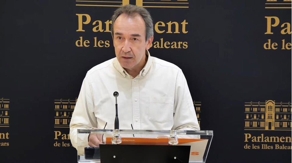 El portavoz adjunto de Ciudadanos en el Parlament, Juanma Gómez, durante una rueda de prensa.