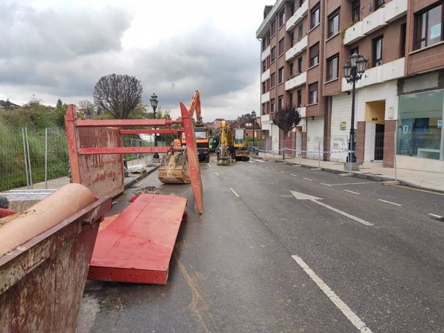 Obras en Oviedo, calles cortadas por obras de saneamiento.