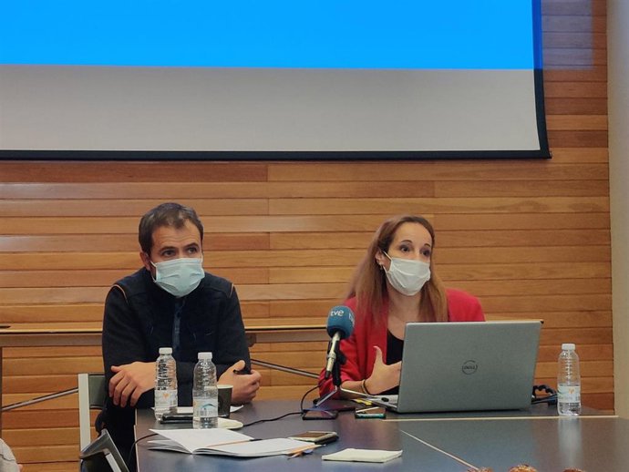 El concejal de Desarrollo Urbano, Jaime Caballero y la directora de Tráfico en La Rioja, Beatriz Zúñiga, en un encuentro informativo con periodistas