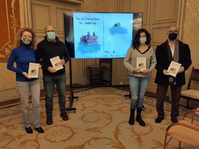 La concejal Ana Suárez, primera por la izquierda, junto a algunos de los premiados en el certamen literario sobre igualdad