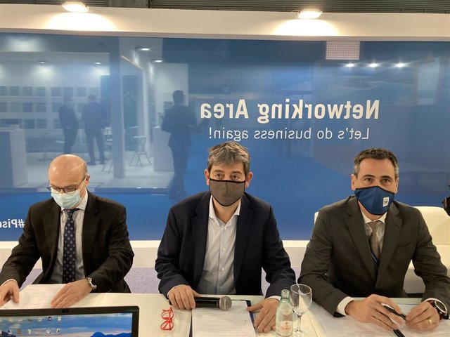 El presidente de Fluidra, Eloi Planes, junto a director del evento, Ángel Celorrio, y el presidente de la Asociación Española de Profesionales del Sector Piscinas (Asofap), Pedro Arrebola.