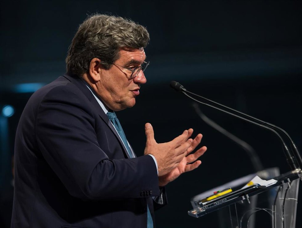 El ministro de Inclusión, Seguridad Social y Migraciones, José Luis Escrivá, interviene en el Foro Empresarial de Gipuzkoa organizado por el El Diario Vasco, a 29 de noviembre de 2021, en San Sebastián, Guipúzcoa, País Vasco, (España).