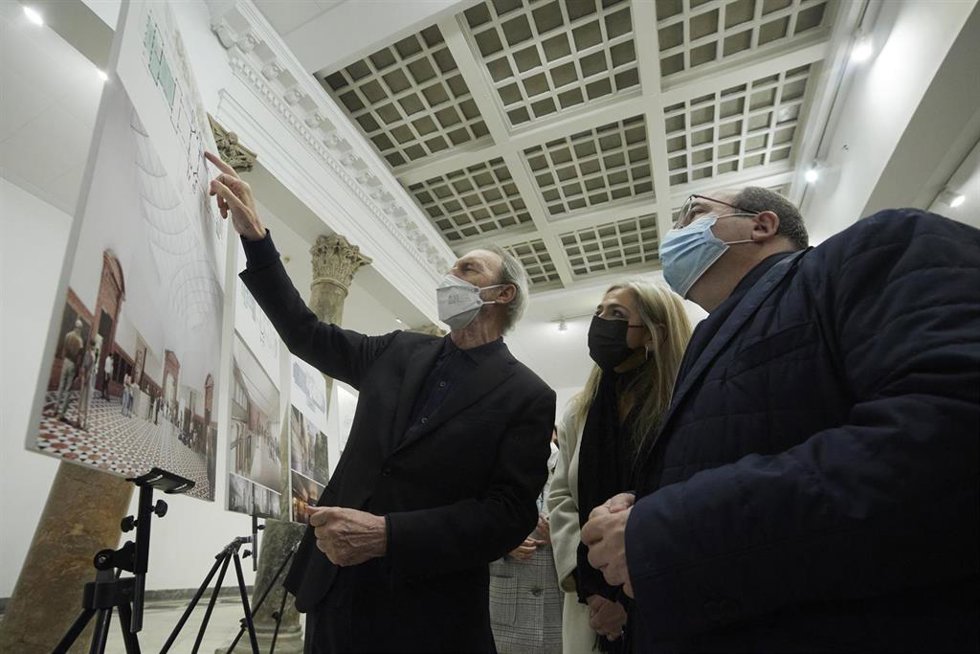 El arquitecto, Guillermo Vázquez Consuegra, (i) explica a la consejera de Cultura, Patricia del Pozo,(2d) y al ministro de Cultura y Deporte, Miquel Iceta, (d) el proyecto durante la visita a las obras del Museo Arqueológico.