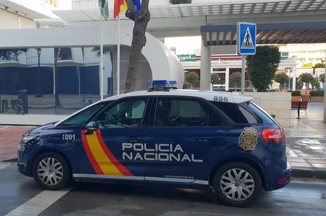Un coche de la Policía Nacional en la calle en la provincia de Málaga