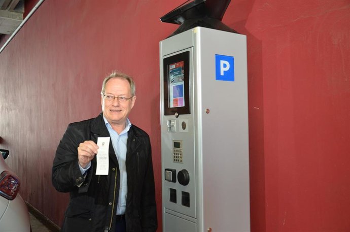 Archivo - El concejal de Medio Ambiente y Movilidad, Aurelio Martín, junto a uno de los nuevos parquímetros de la ORA (Archivo)