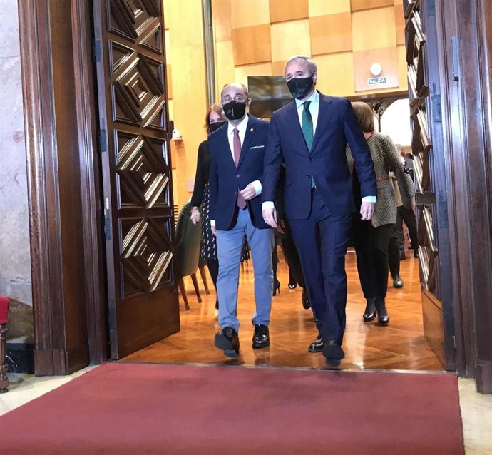 El presidente del Gobierno de Aragón, Javier Lambán; y el alcalde de Zaragoza, Jorge Azcón