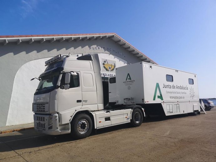 Archivo - Sevilla.-La unidad móvil de vacunación en Castilleja pone 1.313 dosis, el 40% a personas que estaban sin inmunizar