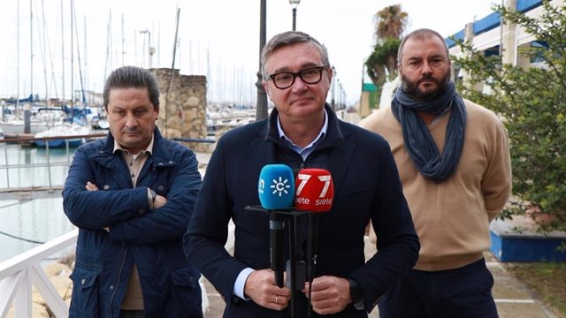 El portavoz parlamentario de Vox en Andalucía, Manuel Gavira, atiende a los medios en El Puerto de Santa María (Cádiz)