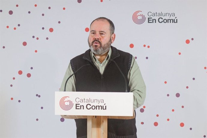 El portaveu dels comuns i diputat al Congrés, Joan Mena, en la roda de premsa