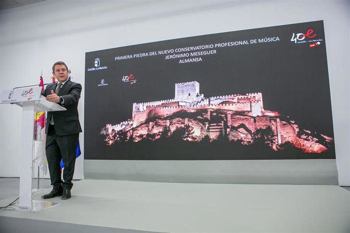 El presidente regional, Emiliano García-Page, en la primera piedra del futuro conservatorio de Almansa