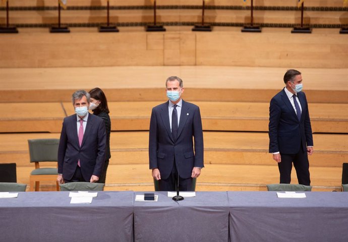 El presidente del CGPJ, Carlos Lesmes, y el rey Felipe VI en el acto de entrega de despachos a nuevos jueces en L'Auditori.