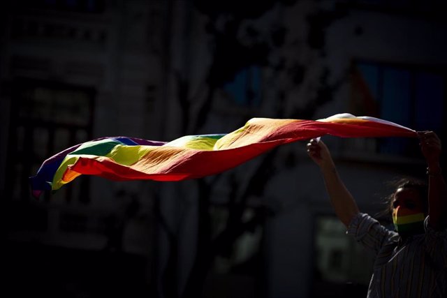 Archivo - Bandera arcoíris del orgullo