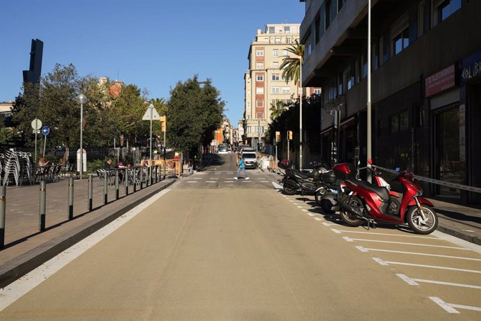 Barcelona estrena un paviment que redueix la calor i el soroll al carrer Torrent de l'Olla