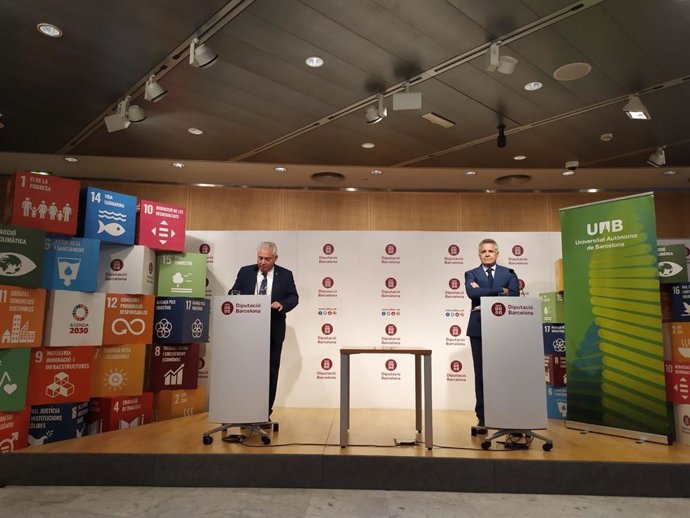 El diputado de Movilidad, Espacios Naturales y Prevención de Incendios Forestales de la Diputación de Barcelona, Josep Tarín, y el líder del Grupo de Investigación sobre Infertilidad de la UAB, Manel López.