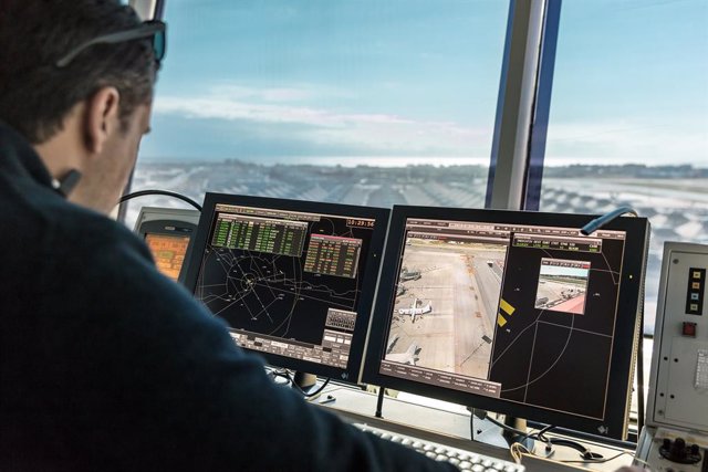 Enaire convoca plazas de controladores aéreos