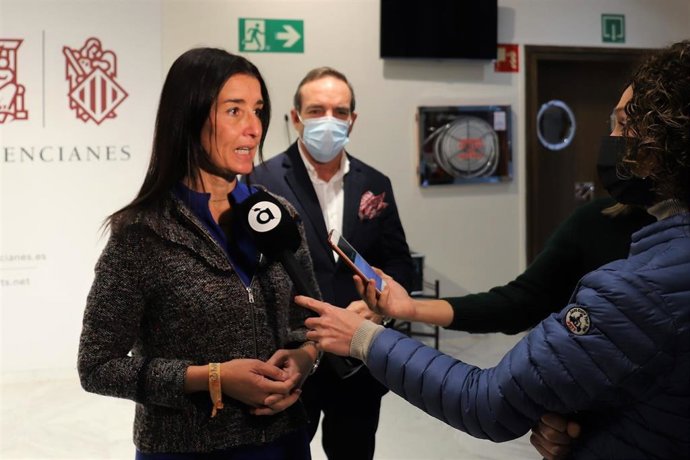 Ruth merino atiende  los medios