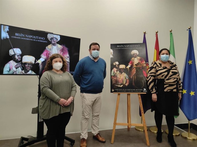 La vicepresidenta primera de la Diputación de Córdoba, Dolores Amo (dcha.), en la presentación del Belén napolitano de Montoro.