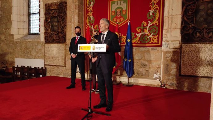 El ministro del Interior, Fernando Grande-Marlaska, atiende a la prensa en Burgos, donde preside la entrega de reconocimientos a las víctimas del terrorismo