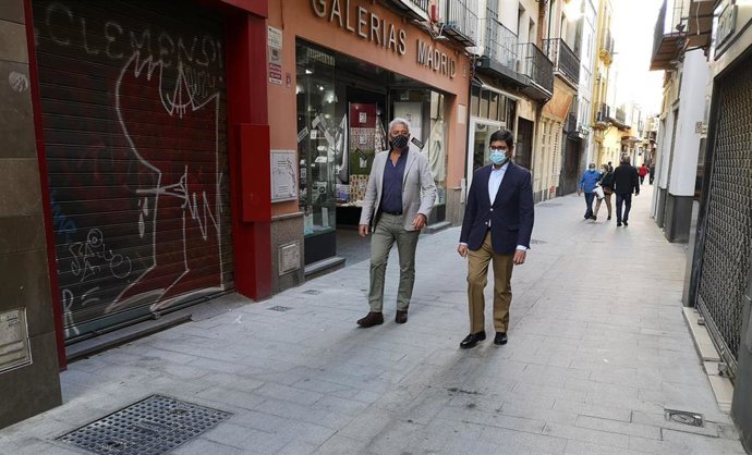 El portavoz de Cs en el Ayuntamiento de Sevilla, Álvaro Pimentel, con el concejal Miguel Ángel Aumesquet.