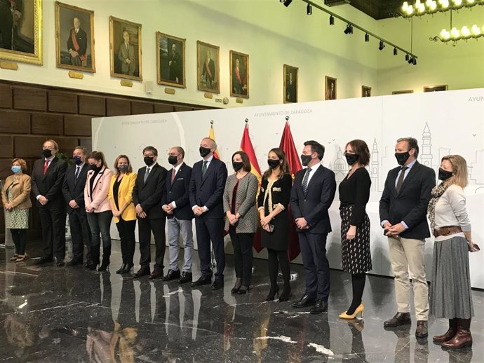Integrantes de la Comisión Bilateral que han liderado el presidente del Gobierno de Aragón, Javier Lambán; y el alcalde de Zaragoza, Jorge Azcón