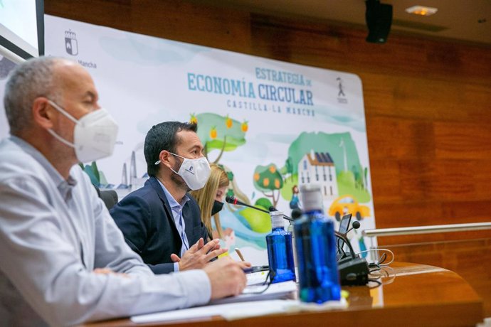 El consejero de Desarrollo Sostenible, José Luis Escudero, preside la reunión anual de la Comisión de Economía Circular, que se celebra en la Sala de Juntas de la Consejería.