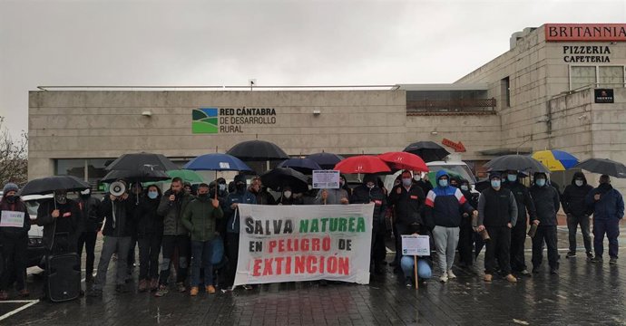 Foto de la concentración de la plantilla de los centros de interpretación ante la sede de la Red Cántabra de Desarrollo Rural