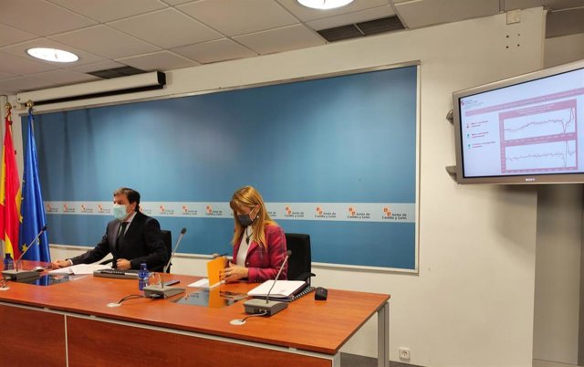 El consejero de Economía y Hacienda, Carlos Fernández Carriedo, presenta la contabilidad regional correspondiente al tercer trimestre de 2021 junto a la directora general de Presupuestos y Estadística, María Isabel Campos.