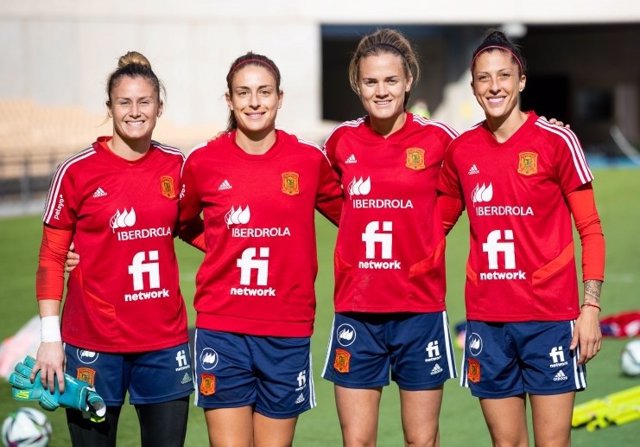 Las jugadoras españolas Sandra Paños, Alexia Putellas, Irene Paredes y Jennifer Hermoso posan en la concentración de la selección como candidatas al Balón de Oro 2021