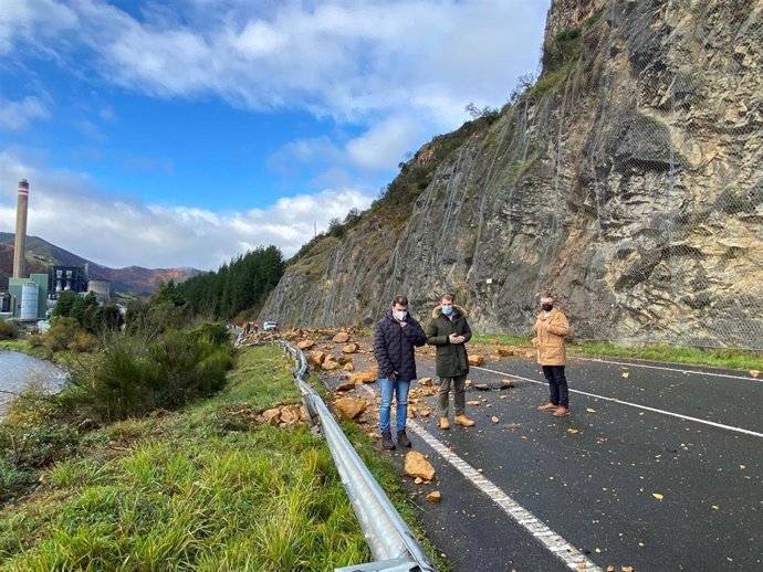 Adrián Barbón, en el centro