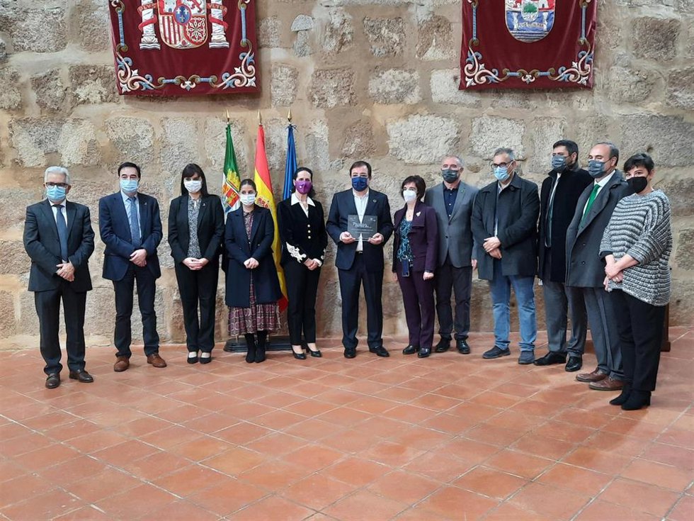 Foto de familia tras la recogida por parte del presidente de la Junta, Guillermo Fernández Vara, del Premio Cermi.Es 2021 a la Administración extremeña por un estudio sobre mujeres con discapacidad y violencia de género