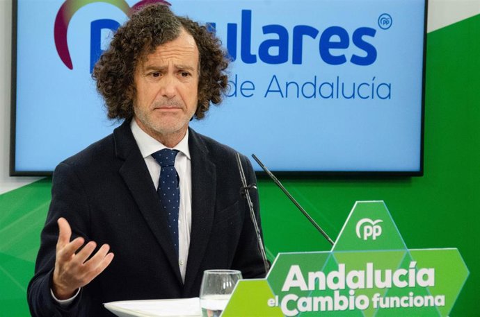 El portavoz adjunto del PP en el Parlamento de Andalucía, Pablo Venzal, este lunes en rueda de prensa.