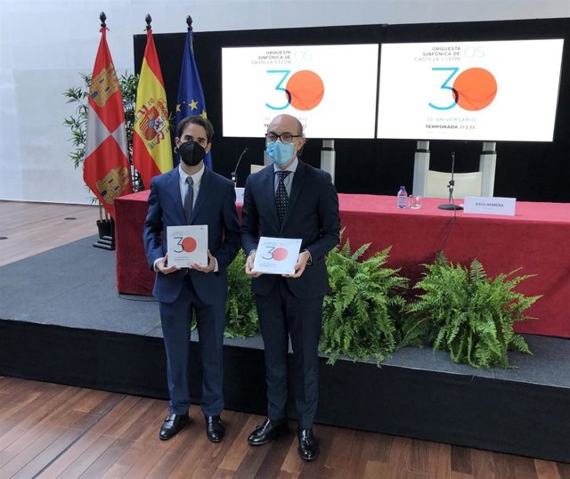 El gerente de la OSCyL, Jesús Herrera (izquierda) posa con el programa junto al consejero de Cultura y Turismo (derecha), Javier Ortega.