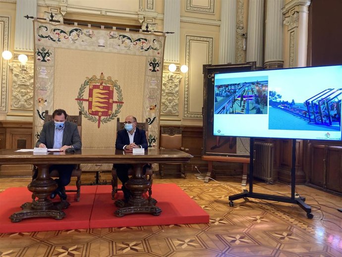 Puente y Vélez, durante la presentación.