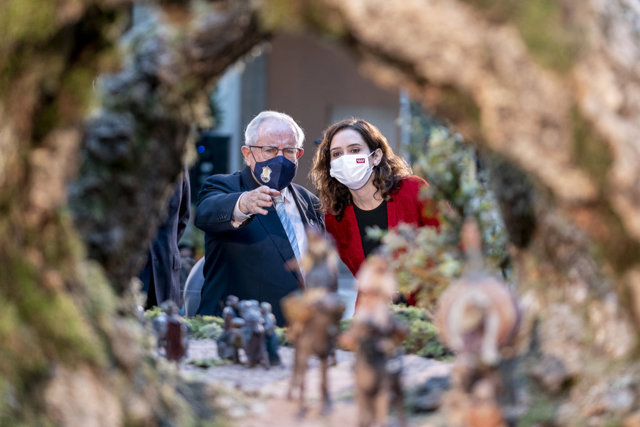 El presidente de la asociación de Helenistas de Madrid, Eugeni Barandalla y la presidenta de la Comunidad de Madrid, Isabel Díaz Ayuso, en la inauguración del tradicional Belén de la Puerta del Sol