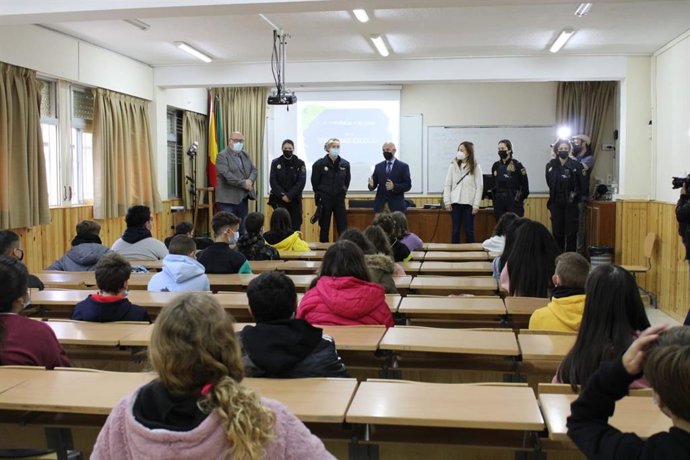 El subdelegado en Málaga, Javier Salas, visita un IES donde la Policía Nacional imparte una de las charlas del plan director para la mejora de la convivencia y la seguridad