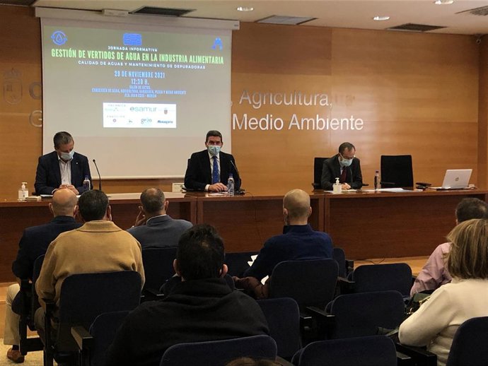 E4l consejero Antonio Luengo, junto al director de ESAMUR, Ignacio Díaz, (i) y al presidente de AGRUPAL, José García Gómez, durante la presentación de la guía de buenas prácticas en la depuración de aguas residuales en la industria alimentaria