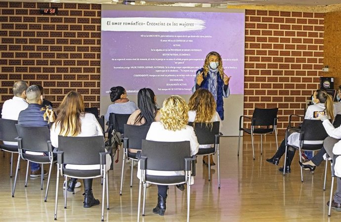 La psicóloga del CAVI imparte una charla sobre sensibilización en violencia de género al personal de Fripozo