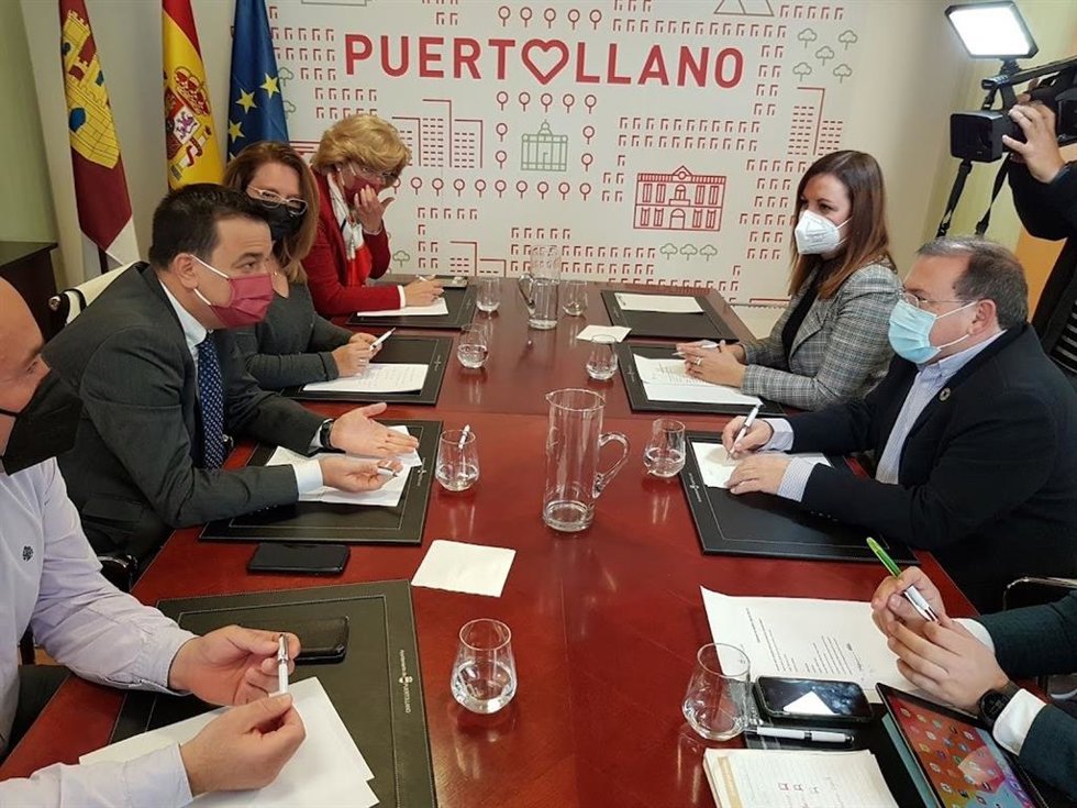 El consejero de Agricultura, Agua y Desarrollo Rural, Francisco Martínez Arroyo, en Puertollano.