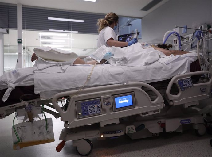 Una enfermera realiza una ecografía a una paciente en la UCI del Hospital Enfermera Isabel Zendal, a 23 de noviembre de 2021, en Madrid (España). El hospital está actualmente dedicado exclusivamente al cuidado de enfermos covid. En los últimos días se h