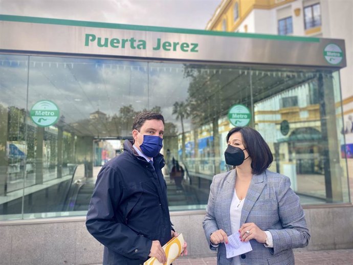 La presidenta del PP de Sevilla, Virginia Pérez y el secretario general del PP de Sevilla, Juan de la Rosa, en la estación del Metro de Sevilla en la Puerta de Jerez.