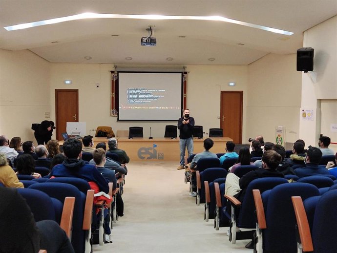 El hacker Antonio Ramos defiende en la UCLM la necesidad de contar con una asignatura sobre seguridad digital.