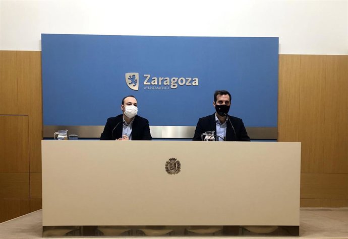 El consejero municipal de Participación y Relación con los Ciudadanos, Javier Rodrigo, junto al profesor de Derecho Constitucional de la UZ, Enrique Cebrián