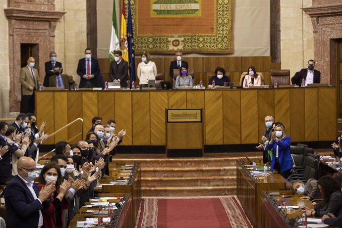 Diputados de la Cámara andaluza aplauden tras la aprobación  final del proyecto de Ley de Impulso para la Sostenibilidad del Territorio de Andalucía, durante la segunda jornada del Pleno del Parlamento de Andalucía. A 25 de noviembre de 2021, en Sevilla
